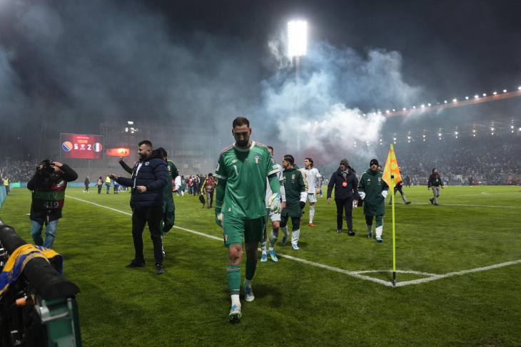 Джанлуиджи Доннарумма уходит с поля