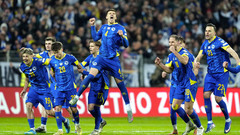 Игроки сборной Боснии празднуют победу