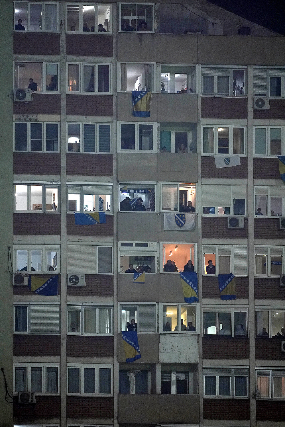 Одна из многоэтажек в Зенице с видом на стадион во время матча