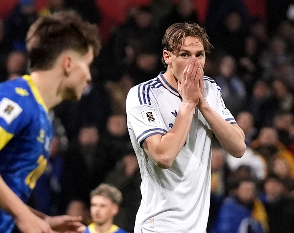 Франческо Пио Эспозито (справа) после финального свистка