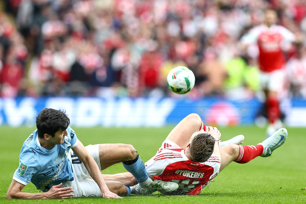 Абдукодир Хусанов (слева) против Виктора Дьёкереша в финале Кубка Лиги