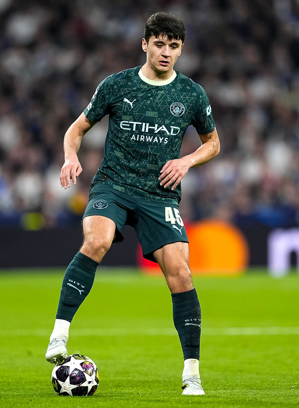 Абдукодир Хусанов в матче ЛЧ против «Реала». 11 марта 2026 года