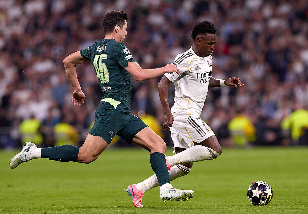 Абдукодир Хусанов догоняет Винисиуса в матче ЛЧ. 11 марта 2026 года