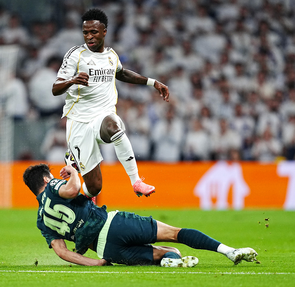 Абдукодир Хусанов догнал Винисиуса