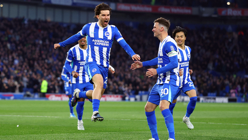 Игроки «Брайтона» празднуют гол 