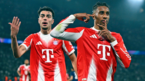 Майкл Олисе празднует гол 