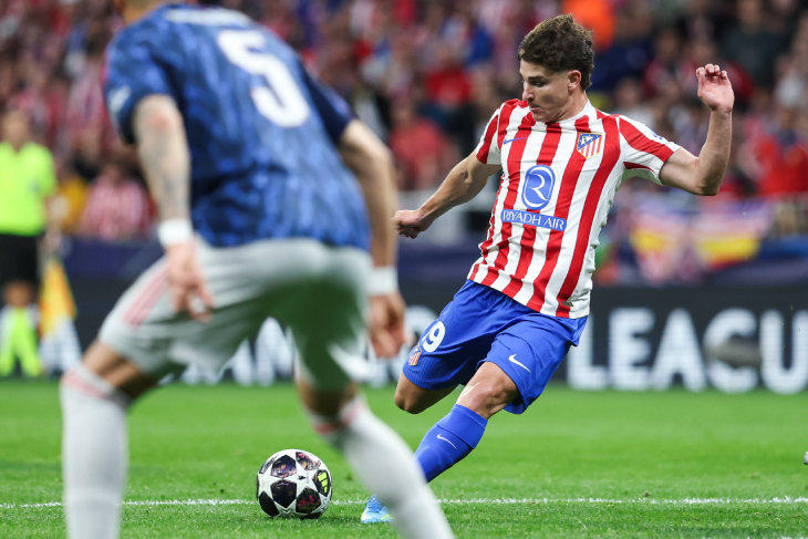 Альварес бьёт по воротам