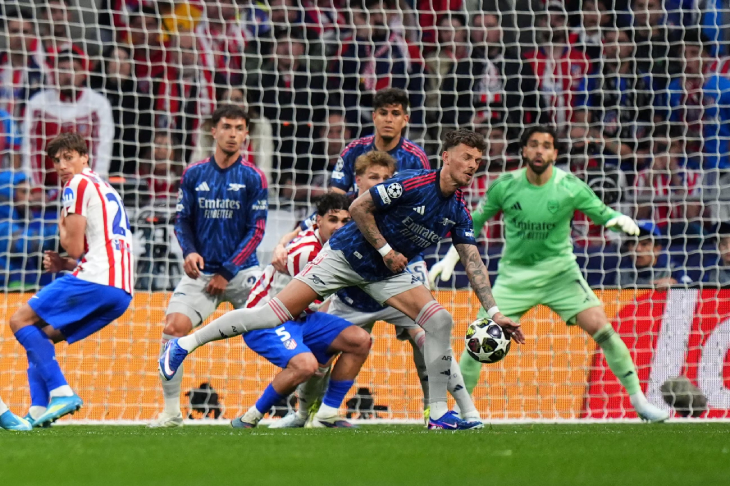 Мяч попадает в руку Уайту