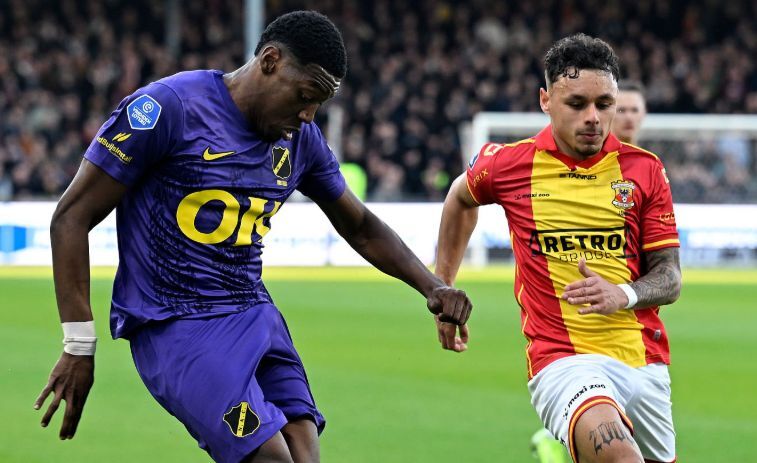 Дин Джеймс (справа)