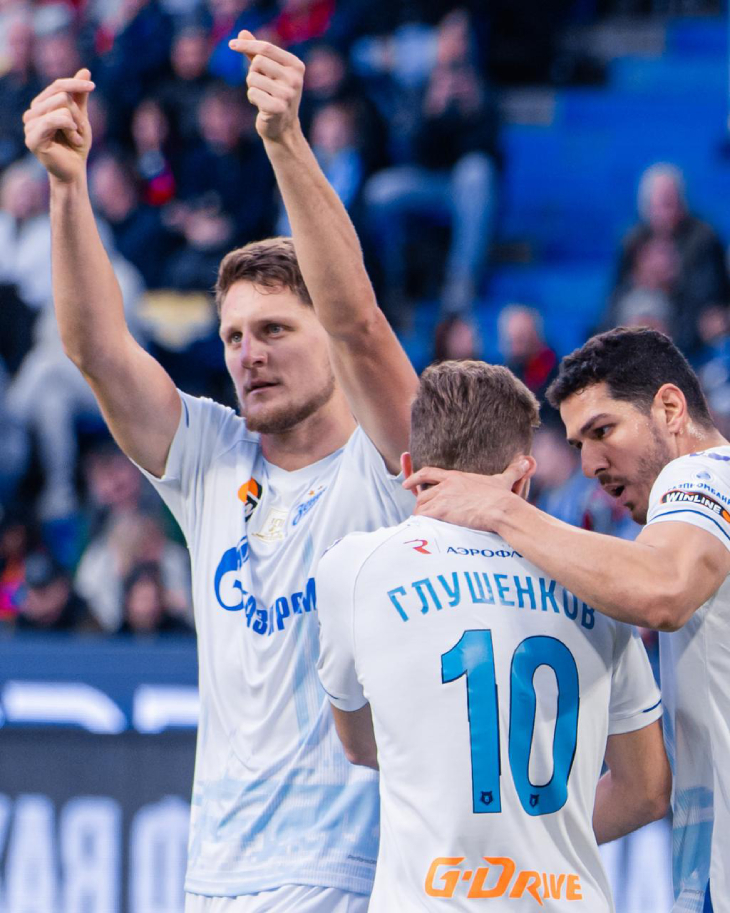 Игорь Дивеев празднует гол