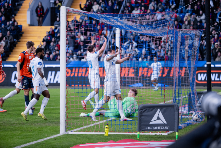 Игорь Дивеев празднует гол