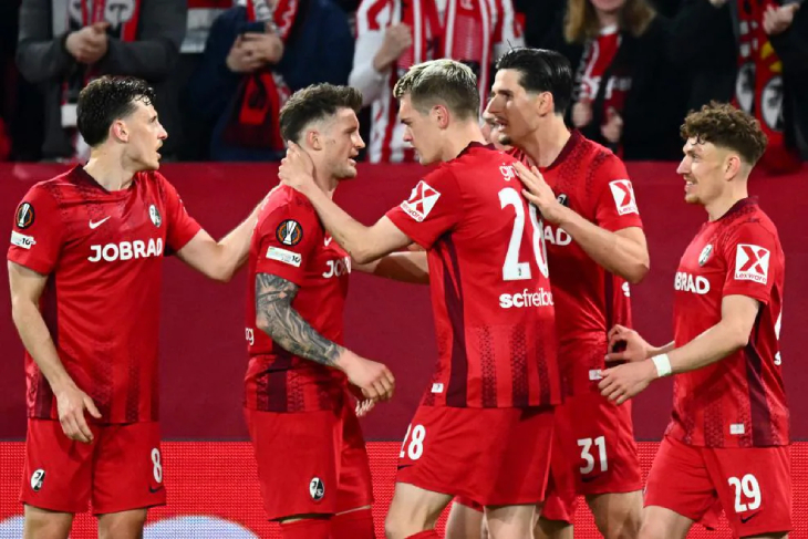 Игроки «Фрайбурга» празднуют гол