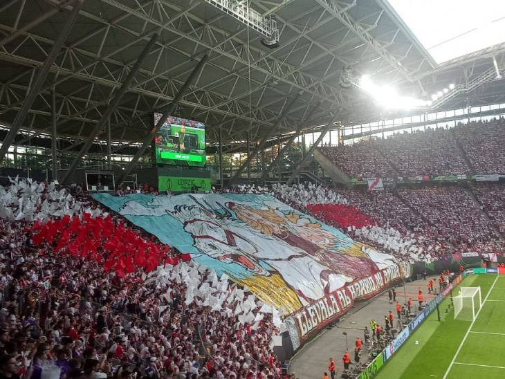 Перформанс фанатов «Райо»