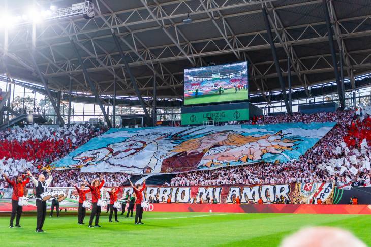 Перформанс фанатов «Райо» перед игрой