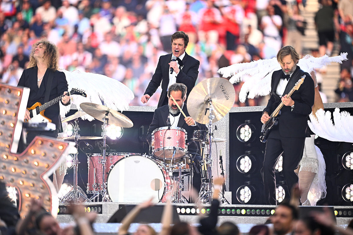 Группа The Killers на предматчевом концерте