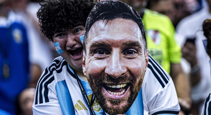 Болельщик сборной Аргентины счастлив видеть даже картонного Месси