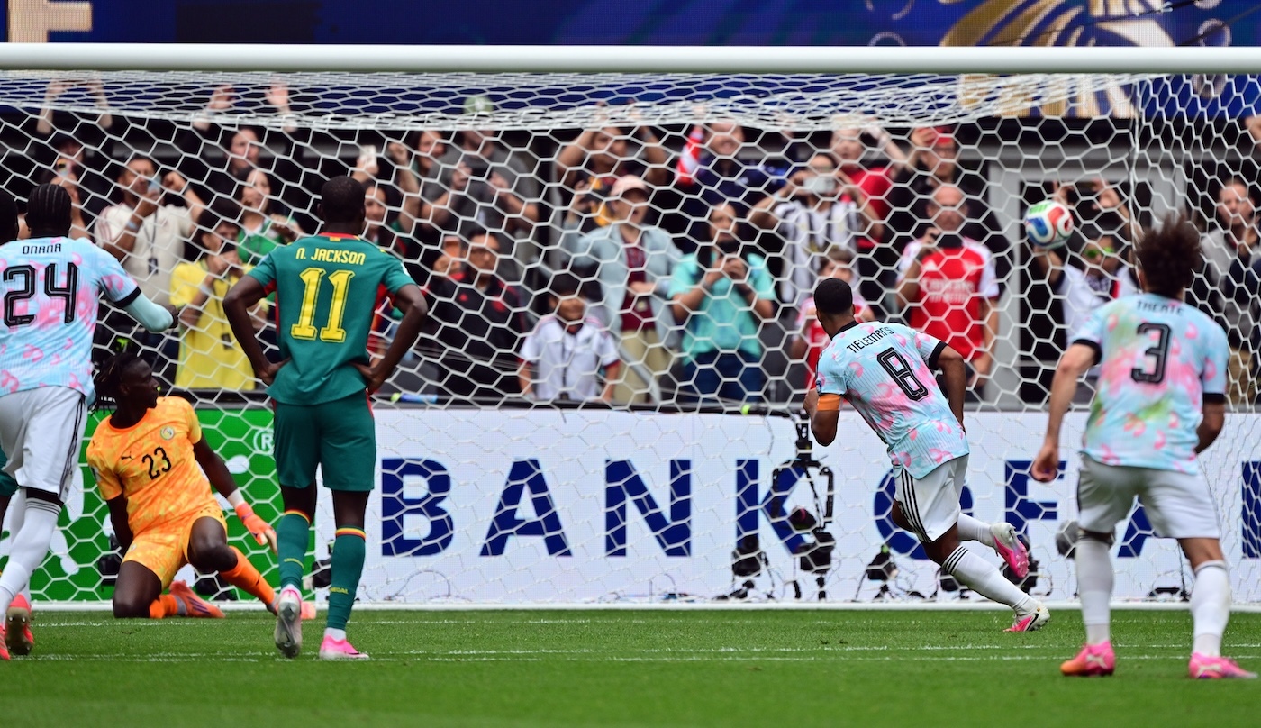 Юри Тилеманс забивает победный пенальти в матче с Сенегалом