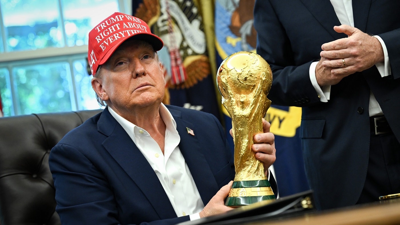 Дональд Трамп с Кубком мира