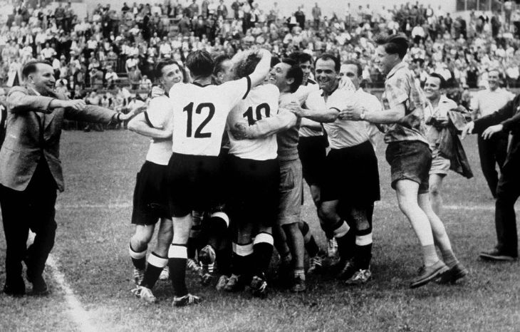 Сборная ФРГ празднует победу над сборной Венгрии в финале ЧМ-1954