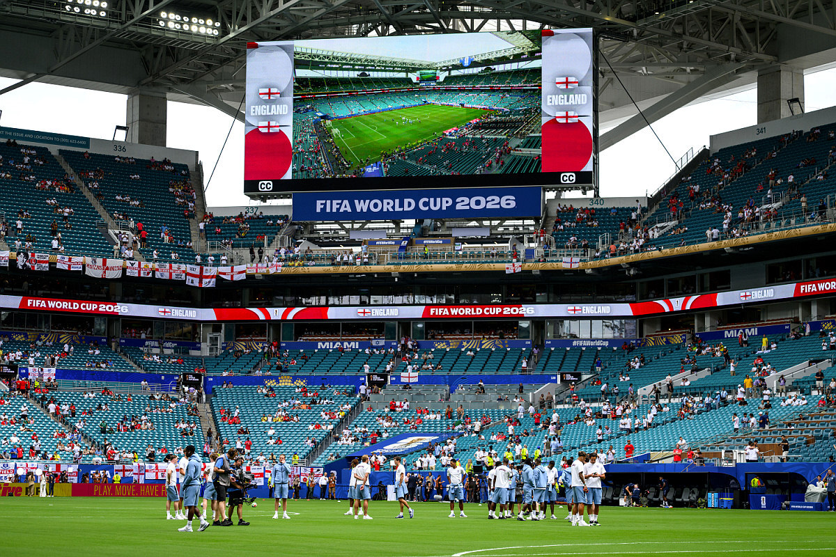 Стадион Hard Rock Stadium в Майами за час до игры. В городе около 35 градусов тепла, была вероятность переноса матча на позднее время