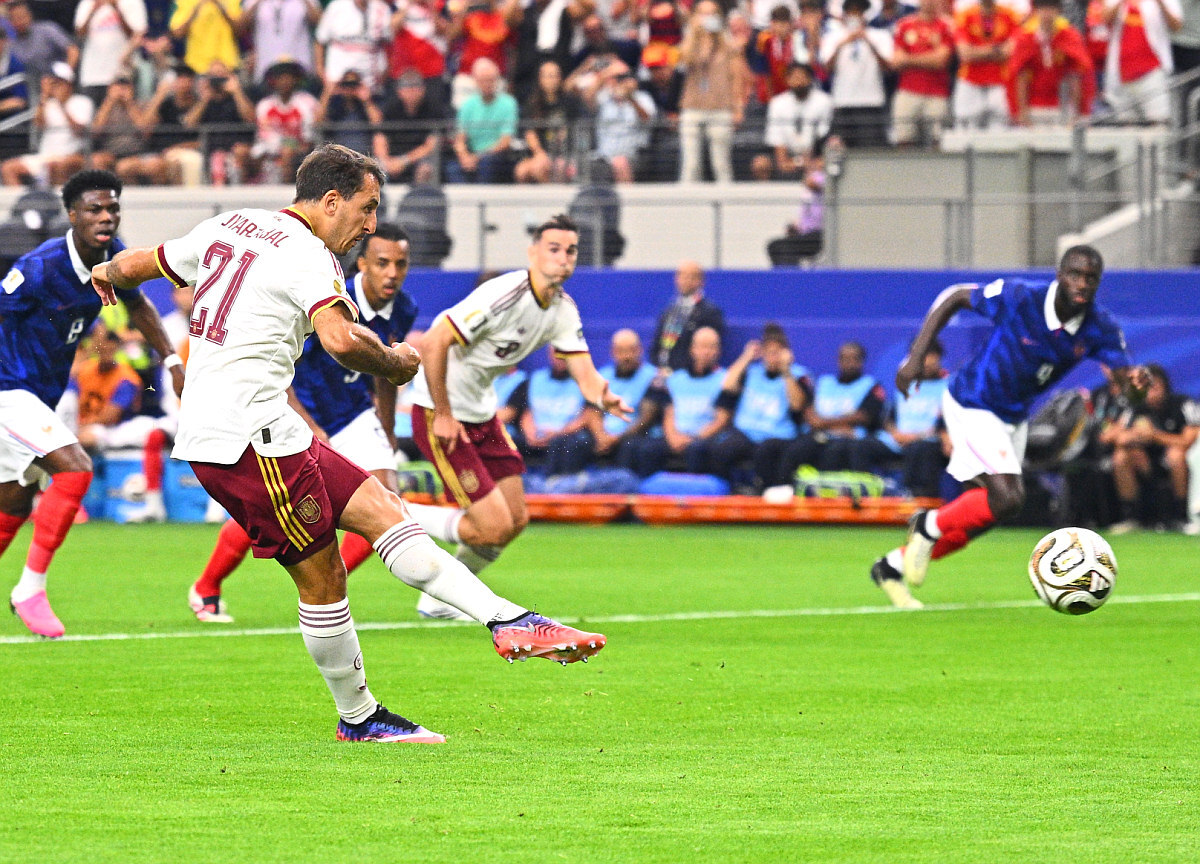 Микель Оярсабаль на 22-й минуте забил первый гол. 0:1. Мик Меньян угадал направление удара, но не дотянулся до мяча