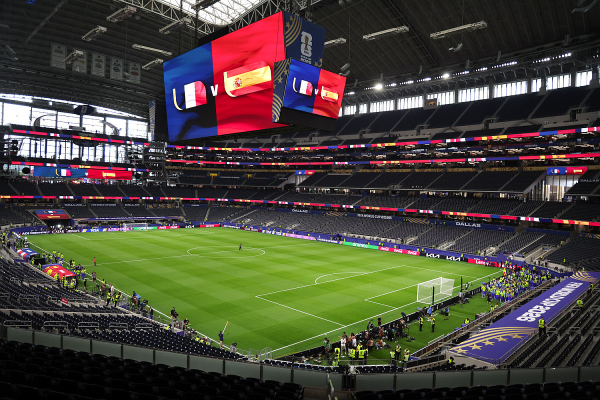 AT&T Stadium в Техасе за пару часов до игры. Вмещает около 80 000 зрителей. Открыт в 2009 году. Одной из главных фишек стадиона является гигантский четырехсторонний HD-видеоэкран компании Mitsubishi весом более 500 тонн, подвешенный прямо над центром поля