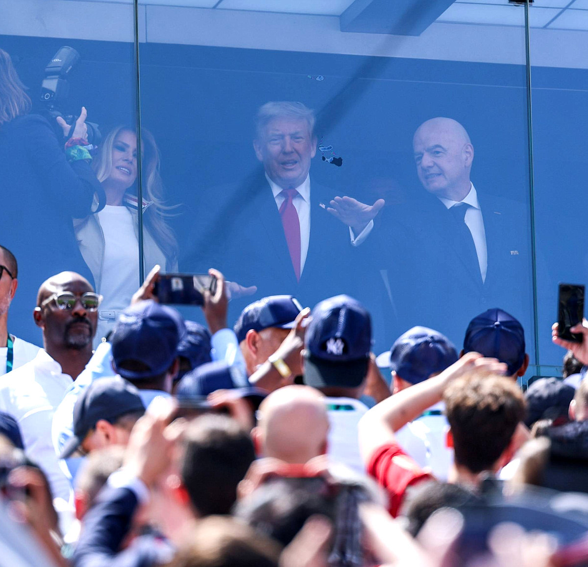 Вип-ложа: Мелания Трамп (первая леди США), Дональд Трамп (президент США) и Джанни Инфантино (президент ФИФА)