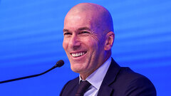 Зинедин Зидан на пресс-конференции в Париже 28 июля 2026 года