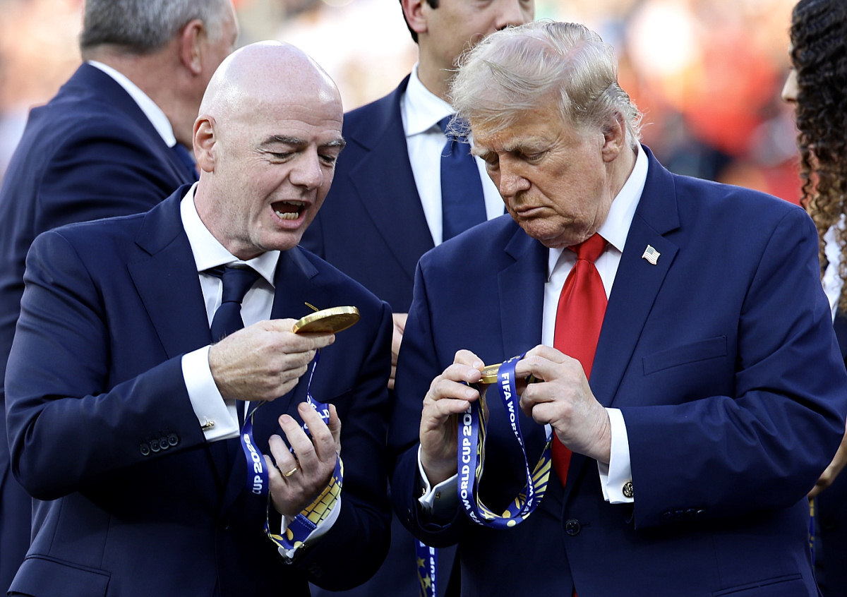 Джанни Инфантино и президент США Дональд Трамп во время церемонии награждения после финала ЧМ-2026