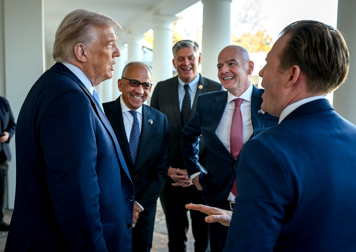 Карлос Кордейро (второй слева) рядом с президентом США Дональдом Трампом (первый слева) и президентом ФИФА Джанни Инфантино (второй справа) в Белом доме 17 ноября 2025 года 