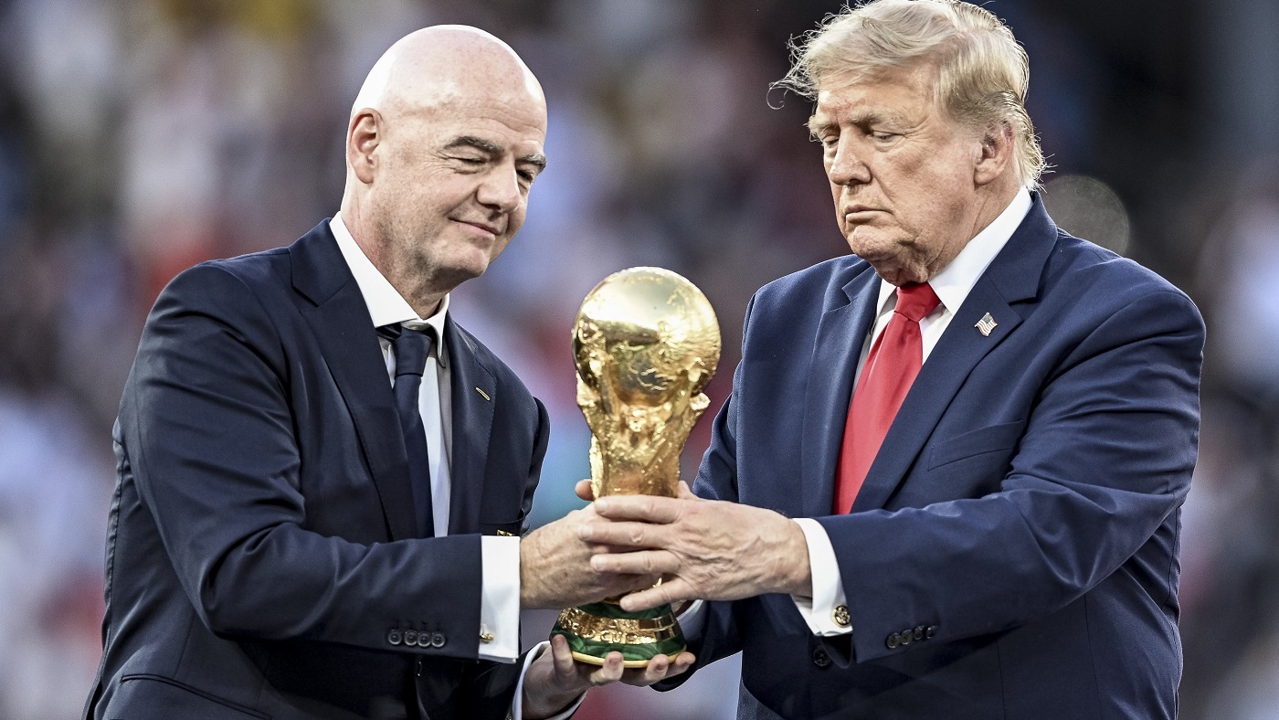 Инфантино и Трамп с Кубком мира