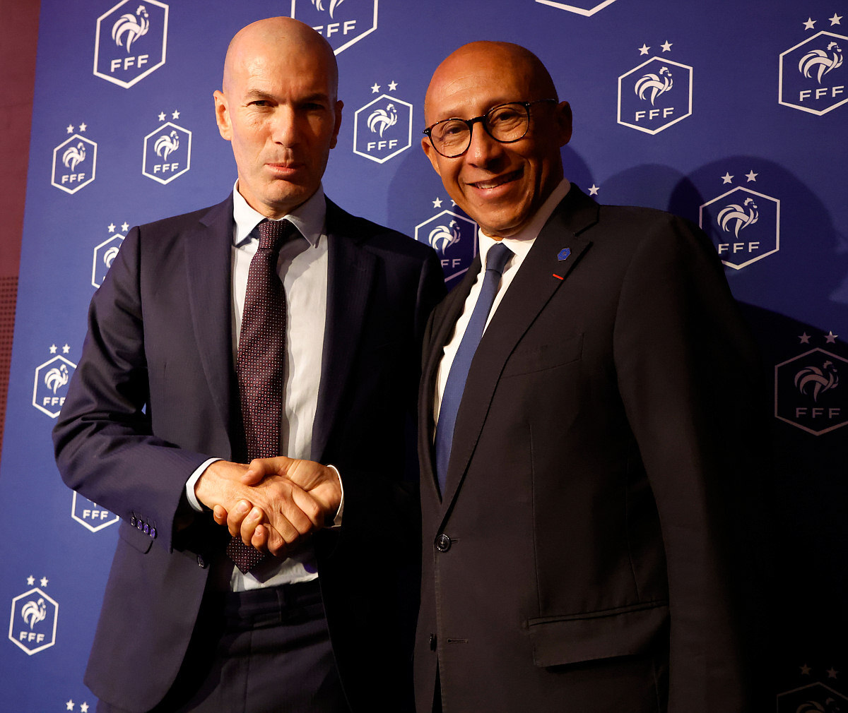 Зинедил Зидан и Филипп Диалло, президент FFF, 29 июля 2026 года на презентации нового главного тренера сборной Франции по футболу
