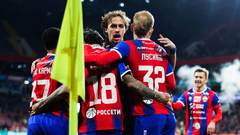 Игроки ЦСКА празднуют гол