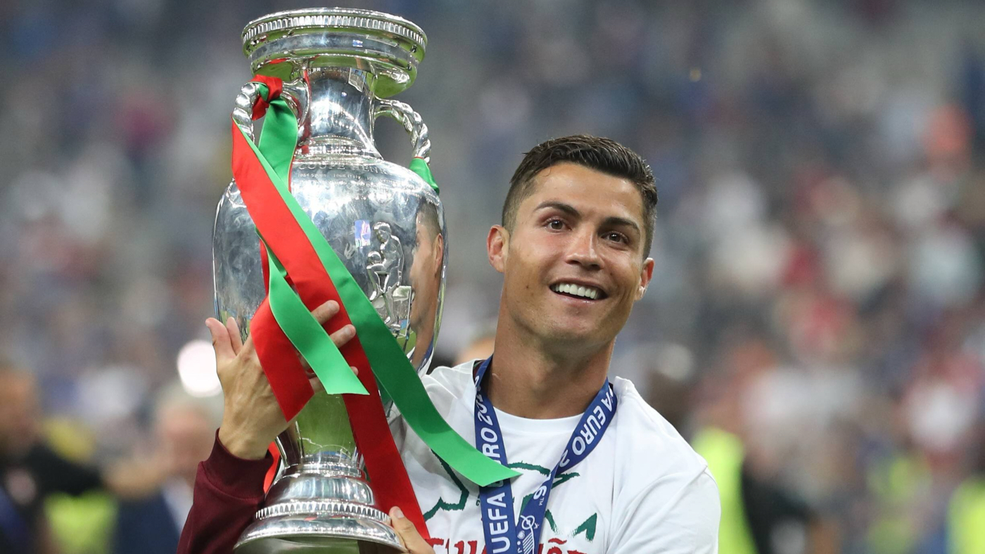 Криштиану с трофеем чемпионата Европы