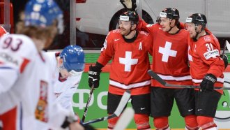 Нино Нидеррайтер празднует гол с Жюльеном Воклером и Матиасом Зегером