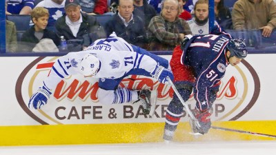 Федор Тютин (справа) в борьбе с Дэвидом Кларксоном