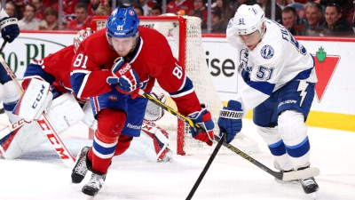 Ларс Эллер из «Канадиенс» (слева) против Вальттери Фильппулы