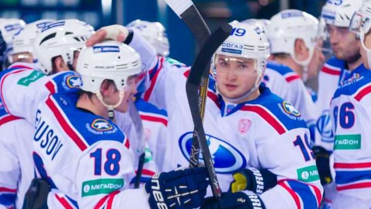 Хоккеисты «Лады»