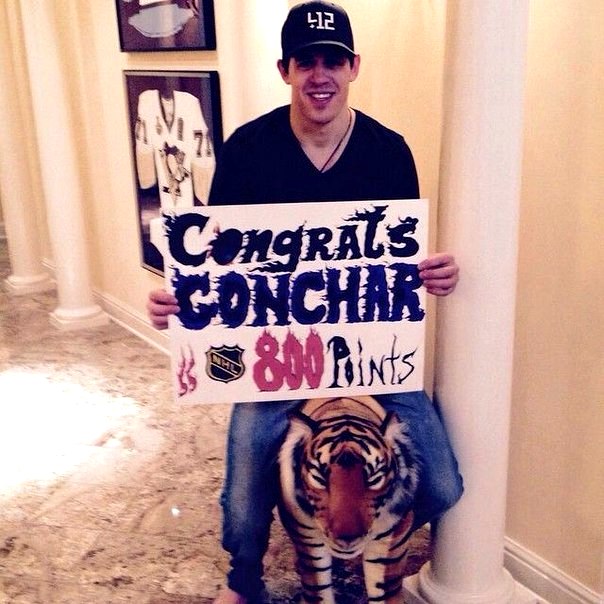 Евгений Малкин поздравил Сергея Гончара с 800-м набранным очком в НХЛ 