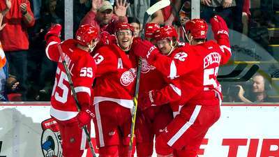 Павел Дацюк принимает поздравления от партнеров по команде