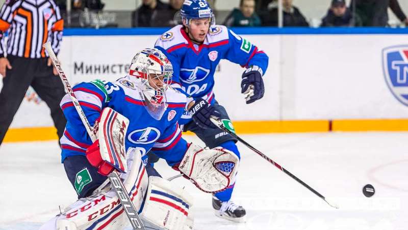 Хоккеисты «Лады»