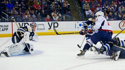 Александр Овечкин (справа) дважды огорчил Сергея Бобровского