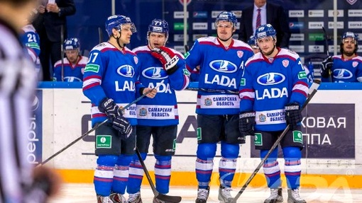 Хоккеисты «Лады»