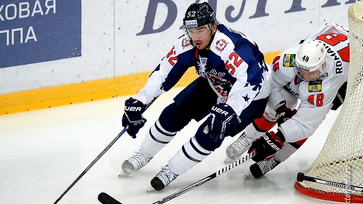 Николай Жердев (слева) набрал два очка в дебютном матче за «Торпедо»