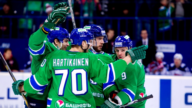 Хоккеисты «Салавата Юлаева» празднуют один из шести голов в ворота «Магнитки»