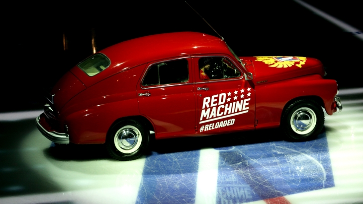 Перед игрой на лед выкатили красную машину 