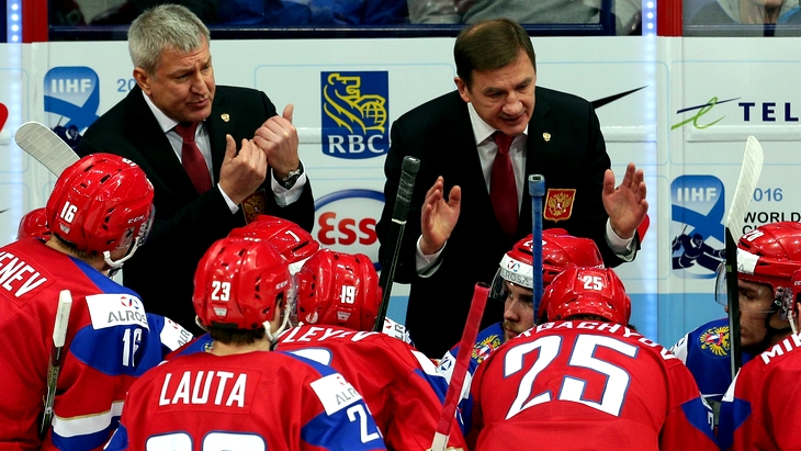 Валерий Брагин и Олег Браташ общаются с игроками во время тайм-аута