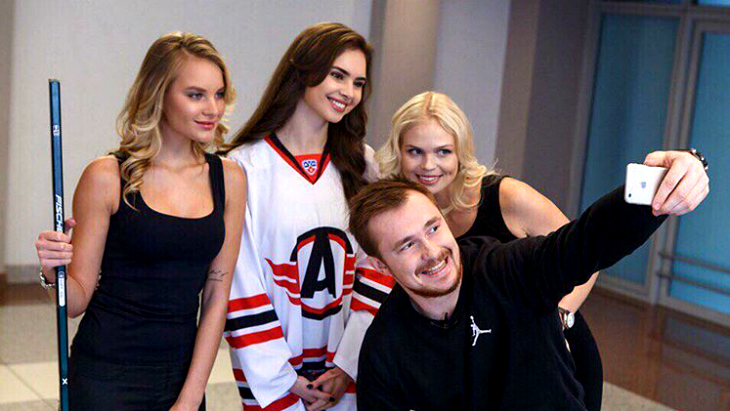 Самодовольное селфи с болельщицами