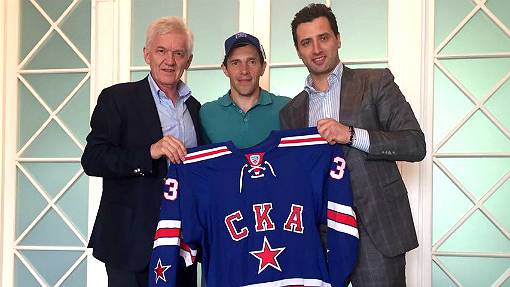 Павел Дацюк (в центре)