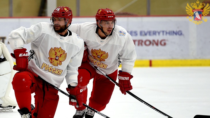 Защитники сборной России Андрей Марков и Алексей Емелин